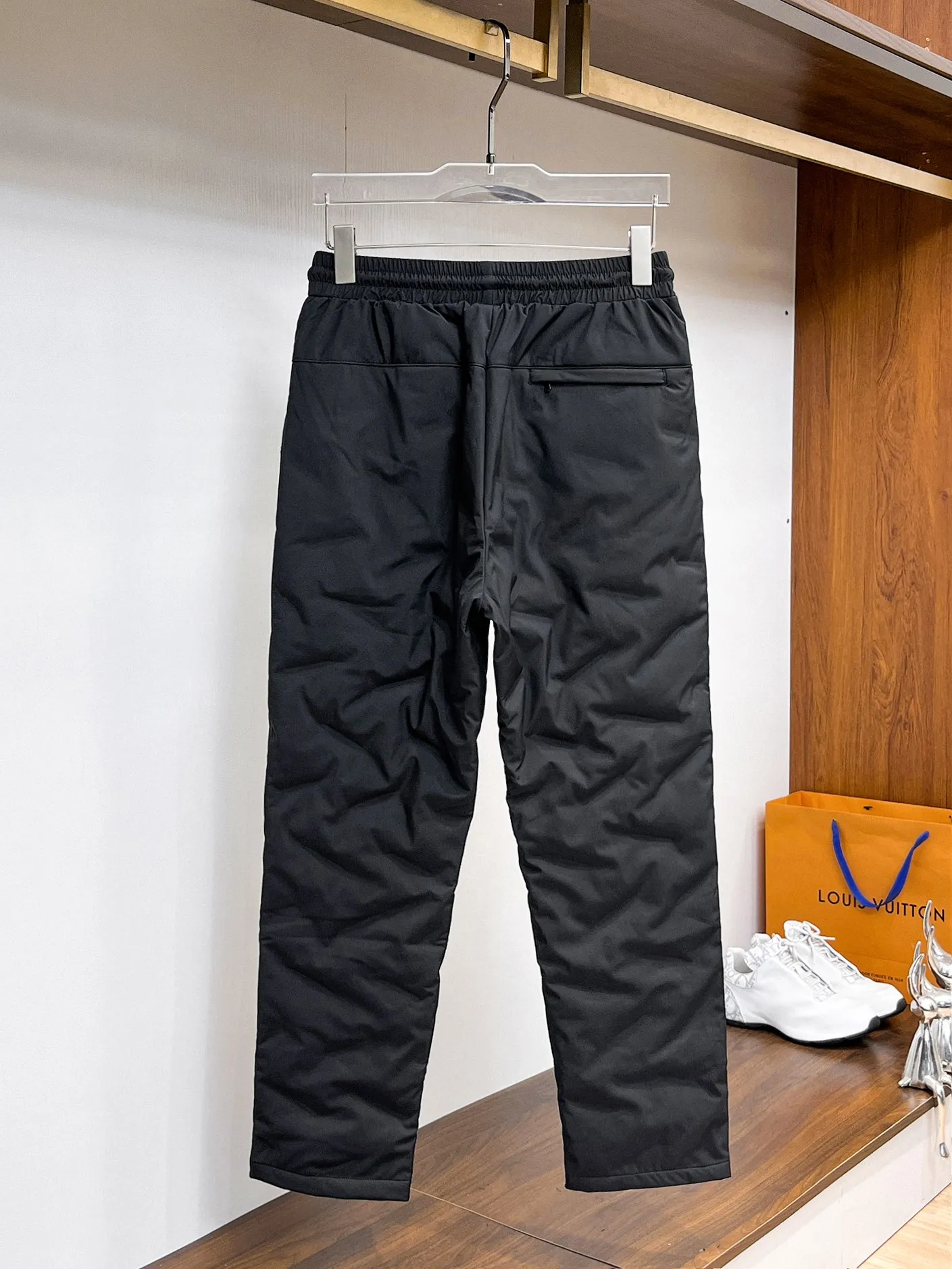 P490 Big Goose🇨🇦 🔥50ss thickened warm down pants, a new autumn and winter product, are here. 🌹Winter essential outdoor windproof, lockable and warm. Made of professional-grade outdoor windproof, waterproof and breathable fabric. Lining is filled with %90 white duck down. Lightweight design. Lightweight and warm. Seamless gluing process on the inside. Made of light and gall-free anti-drilling fabric to effectively prevent velvet running. Original hardware accessories Classic logo matching, simple and versatile, the upper body is stylish and not bloated, the same style for men and women! Size: M-3XL.